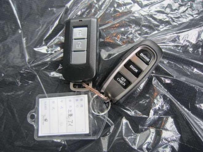 iビバーチェ 4WD　4WD スマートキー エンジンスターター シートヒーター ドアバイザー プライバシーガラス 社外アルミ Bカメラ スタッドレス+ホイールセット積込み 1年間走行無制限保証付 660