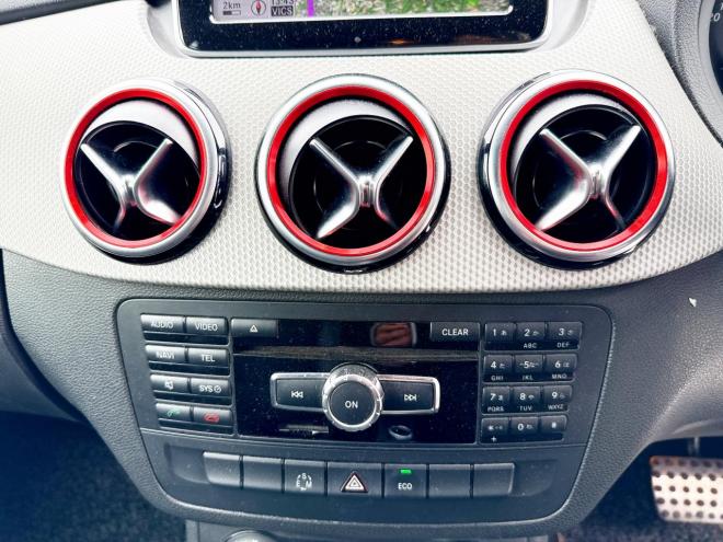 ベンツB180 ローンが不安な方＜優遇ローン＞ユーザー買取車　ターボ車　純正マルチナビ　フルセグTV　バックカメラ 1600 5Dr