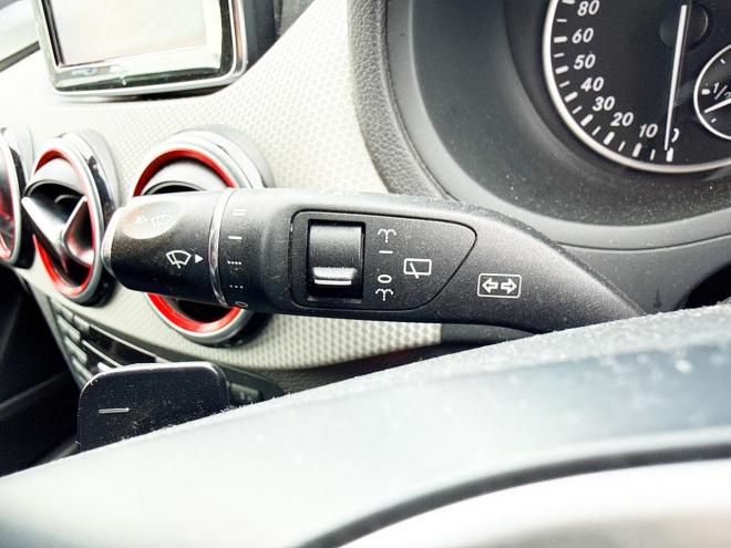 ベンツB180 ローンが不安な方＜優遇ローン＞ユーザー買取車　ターボ車　純正マルチナビ　フルセグTV　バックカメラ 1600 5Dr