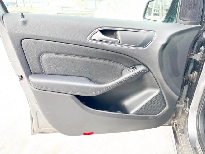 ベンツB180 ローンが不安な方＜優遇ローン＞ユーザー買取車　ターボ車　純正マルチナビ　フルセグTV　バックカメラ 1600 5Dr