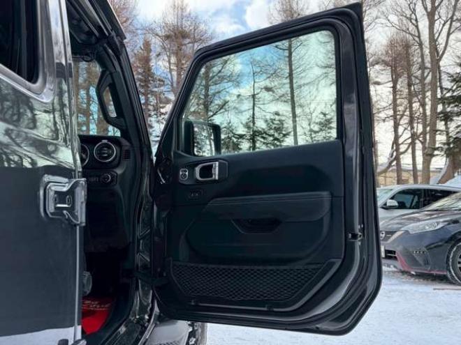 ラングラーアンリミテッド サハラ 3.6L 4WD　エアコン　クルーズコントロール　パワステ　パワーウィンドウ　フロントカメラ　サイドカメラ　バックカメラ　キーレスエントリー　アルミホイール　ABS　横滑り防止装置　盗難防止装置　フルセグTV 正規輸入車 3600