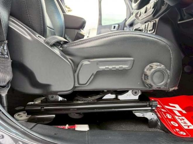 ラングラーアンリミテッド サハラ 3.6L 4WD　エアコン　クルーズコントロール　パワステ　パワーウィンドウ　フロントカメラ　サイドカメラ　バックカメラ　キーレスエントリー　アルミホイール　ABS　横滑り防止装置　盗難防止装置　フルセグTV 正規輸入車 3600