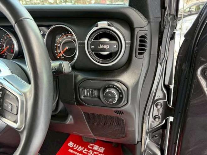 ラングラーアンリミテッド サハラ 3.6L 4WD　エアコン　クルーズコントロール　パワステ　パワーウィンドウ　フロントカメラ　サイドカメラ　バックカメラ　キーレスエントリー　アルミホイール　ABS　横滑り防止装置　盗難防止装置　フルセグTV 正規輸入車 3600