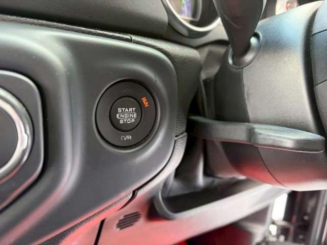 ラングラーアンリミテッド サハラ 3.6L 4WD　エアコン　クルーズコントロール　パワステ　パワーウィンドウ　フロントカメラ　サイドカメラ　バックカメラ　キーレスエントリー　アルミホイール　ABS　横滑り防止装置　盗難防止装置　フルセグTV 正規輸入車 3600