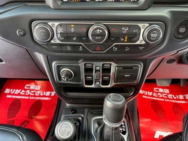 ラングラーアンリミテッド サハラ 3.6L 4WD　エアコン　クルーズコントロール　パワステ　パワーウィンドウ　フロントカメラ　サイドカメラ　バックカメラ　キーレスエントリー　アルミホイール　ABS　横滑り防止装置　盗難防止装置　フルセグTV 正規輸入車 3600