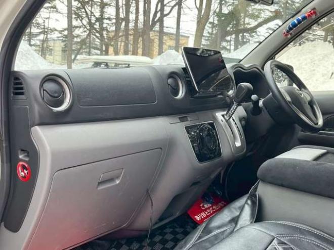 キャラバンNV350 2.5 プレミアムGX ロングボディ ディーゼルターボ 4WD　エンジンスターター　社外11インチナビ　バックカメラ　ETC　ワンオーナー　左側電動スライドドア　社外アルミ　パワーウィンドウ　パワステ　後席モニター　ABS　キーレスエントリー　衝突被害軽減ブレーキ 2500