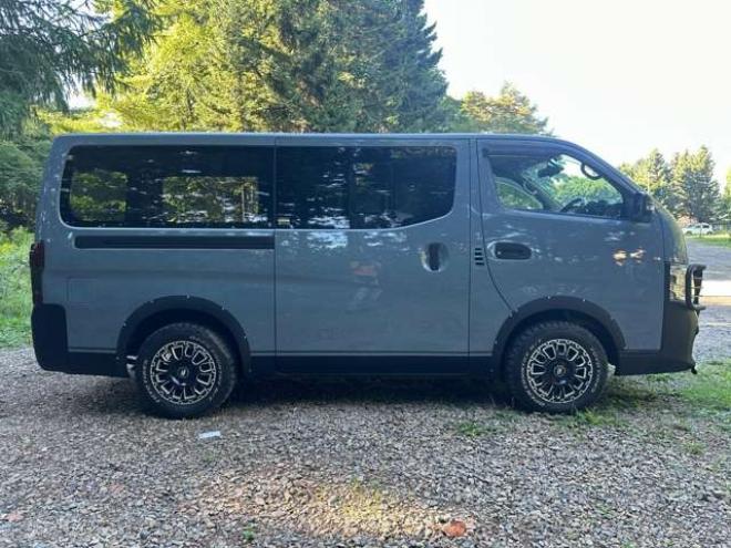 キャラバンNV350 2.5 プレミアムGX ロングボディ ディーゼルターボ 4WD　ABS　衝突軽減ブレーキ　横滑防止装置　盗難防止装置　エアコン　パワステ　パワーウィンドウ　キーレス　片側スライドドア　フォグランプ　ETC　エアバッグ　オリジナル全塗装アンビルグレー　フロントグリル 2500