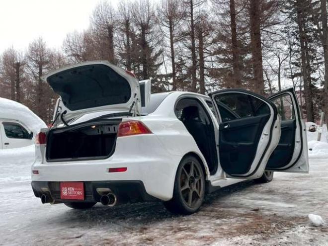 ランサーエボリューション 2.0 GSR X 4WD　ブリッツ車高調　社外マフラー(カキモト)　ローダウン　ETC　ABS　横滑り防止装置　盗難防止装置　エアコン　パワーウィンドウ　パワステ　キーレスエントリー　純正ナビ　社外アルミ 2000