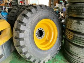 その他　コマツ　新品　WA200クラス　タイヤホイール4本セット　17.5-25