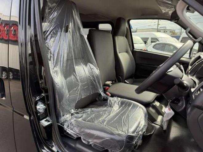 ハイエースバン2.8 DX ロング ディーゼルターボ 4WD　登録未使用車　寒冷地仕様　パノラミックビューモニター　デジタインナーミラー　LEDヘッドランプ　電動格納ミラーヒータ付　リアAC　リアヒーター　スライドドアイージークローザー　バックドアイージークローザー 登録済未使用車 2800