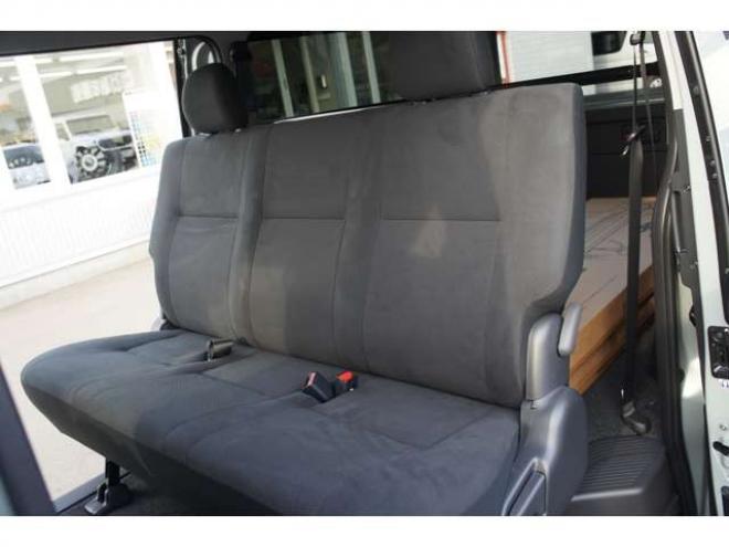 ハイエースバン2.8 スーパーGL ロング ディーゼルターボ 4WD　アースカラーPKG　登録済未使用車　アーバンカーキ　　両側パワースライドドア　デジタルインナーミラー　全方位カメラ　バックカメラ　寒冷地仕様　LEDヘッドライト　415コブラフラットベッドキット 登録済未使用車 2800