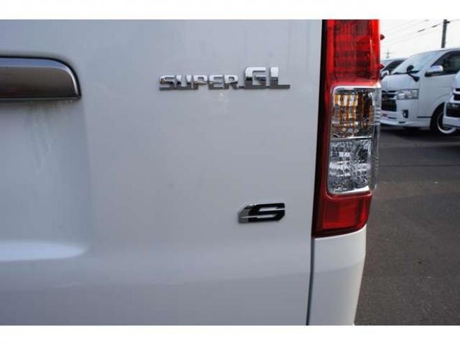 ハイエースバン2.8 スーパーGL ダークプライム S ロングボディ ディーゼルターボ 4WD　ダークプライムS　登録済未使用車　4WD　両側パワースライドドア　デジタルインナーミラー　全方位カメラ　バックカメラ　寒冷地仕様　プッシュスタート　スマートキー　415COBRAフラットベッドキット 登録済未使用車 2800