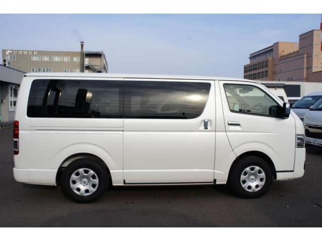 ハイエースバン2.8 スーパーGL ダークプライム S ロングボディ ディーゼルターボ 4WD　ダークプライムS　登録済未使用車　4WD　両側パワースライドドア　デジタルインナーミラー　全方位カメラ　バックカメラ　寒冷地仕様　プッシュスタート　スマートキー　415COBRAフラットベッドキット 登録済未使用車 2800