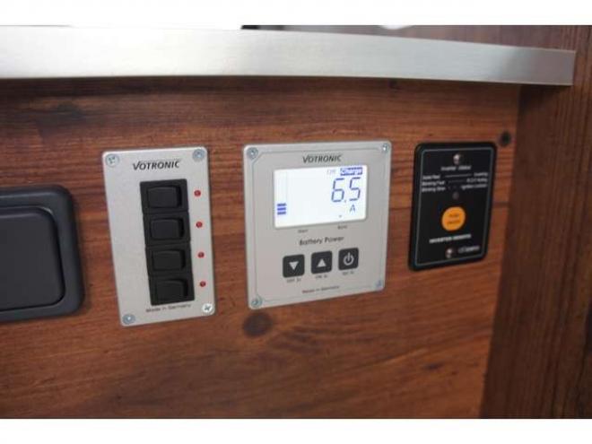 ハイエースバンスーパーロングHR　8人乗りキャンピング4WD　走行充電&外部充電&サブバッテリー　　　&FFヒーター&冷蔵庫&シンク&給排水　アルパインBIG-X&フリップダウン　415COBRAフロントリップ&バッドラッカー17AW　デジタルインナー　全方位カメラ 2700