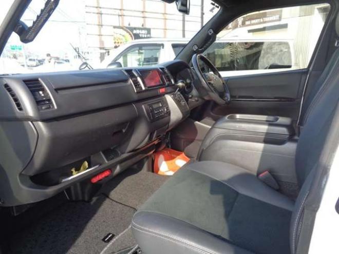 レジアスエース2.8 スーパーGL ダークプライムII ロングボディ ディーゼルターボ 4WD　ワンオーナー　TRDフロントスポイラー　TRD　TF7Aアルミホイール　両側パワースライドドア　リアヒーター　純正ナビ　フルセグ　Bluetooth　レーダーブレーキ　荷室ダウンライト　車線逸脱警報 2800