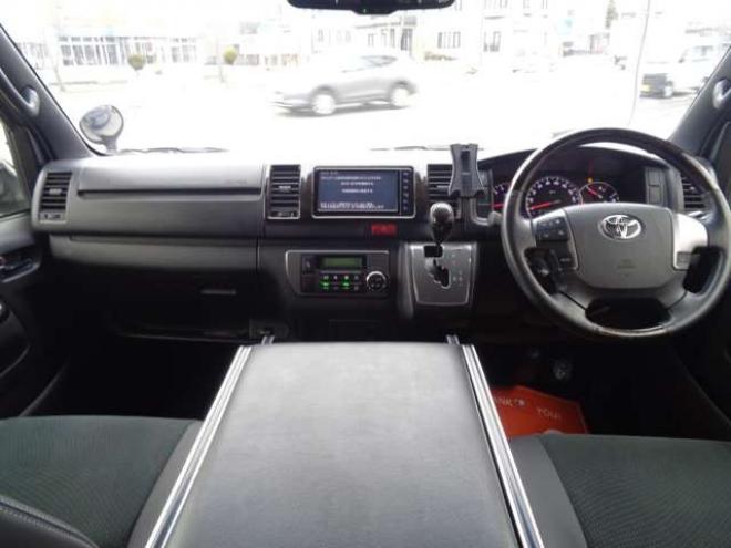 レジアスエース2.8 スーパーGL ダークプライムII ロングボディ ディーゼルターボ 4WD　415COBRA　S-6ボンネット&クリーンルック3Fリップ&ステージ2ルーフスポイラー&バッドラッカーSD-6　17インチAW　ヨコハマPARADA215/60R17　両側パワースライドドア　ETC　社外コンソールBOX　ベットキット 2800