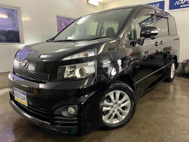 ヴォクシーＺＳ　本州仕入　禁煙車　両側パワースライドドア　純正１６インチＡＷ　社外１５ＡＷ＋スタッドレスタイヤ付　純正ＨＤＤナビ　フルセグ地デジ　/ＤＶＤ再生　Ｂｌｕｅｔｏｏｔｈオーディオ　バックカメラ　テレビキット付 4WD 2000 5Dr