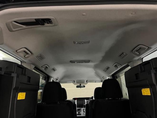 ヴォクシーＺＳ　本州仕入　禁煙車　両側パワースライドドア　純正１６インチＡＷ　社外１５ＡＷ＋スタッドレスタイヤ付　純正ＨＤＤナビ　フルセグ地デジ　/ＤＶＤ再生　Ｂｌｕｅｔｏｏｔｈオーディオ　バックカメラ　テレビキット付 4WD 2000 5Dr