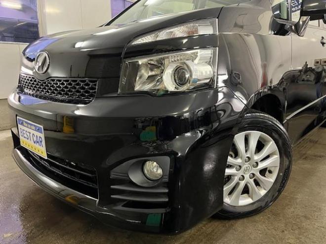 ヴォクシーＺＳ　本州仕入　禁煙車　両側パワースライドドア　純正１６インチＡＷ　社外１５ＡＷ＋スタッドレスタイヤ付　純正ＨＤＤナビ　フルセグ地デジ　/ＤＶＤ再生　Ｂｌｕｅｔｏｏｔｈオーディオ　バックカメラ　テレビキット付 4WD 2000 5Dr