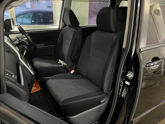 ヴォクシーＺＳ　本州仕入　禁煙車　両側パワースライドドア　純正１６インチＡＷ　社外１５ＡＷ＋スタッドレスタイヤ付　純正ＨＤＤナビ　フルセグ地デジ　/ＤＶＤ再生　Ｂｌｕｅｔｏｏｔｈオーディオ　バックカメラ　テレビキット付 4WD 2000 5Dr