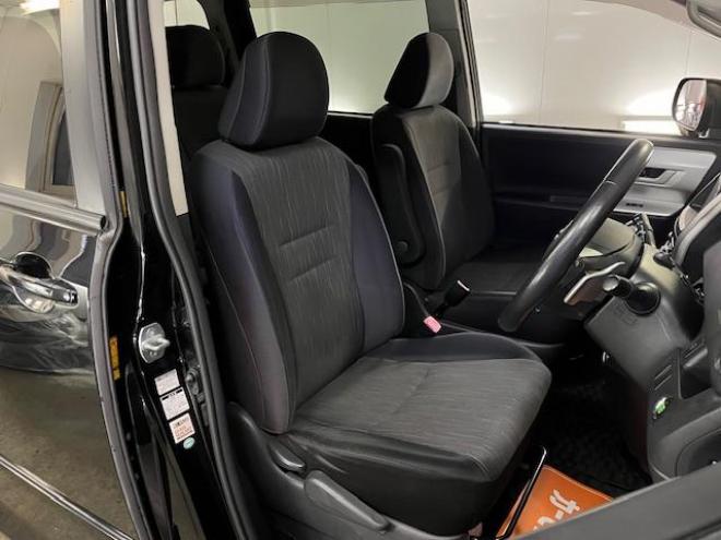 ヴォクシーＺＳ　本州仕入　禁煙車　両側パワースライドドア　純正１６インチＡＷ　社外１５ＡＷ＋スタッドレスタイヤ付　純正ＨＤＤナビ　フルセグ地デジ　/ＤＶＤ再生　Ｂｌｕｅｔｏｏｔｈオーディオ　バックカメラ　テレビキット付 4WD 2000 5Dr