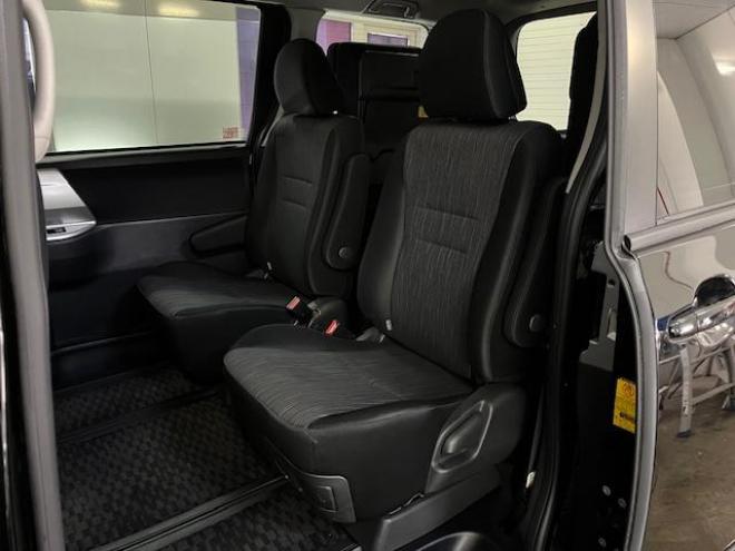 ヴォクシーＺＳ　本州仕入　禁煙車　両側パワースライドドア　純正１６インチＡＷ　社外１５ＡＷ＋スタッドレスタイヤ付　純正ＨＤＤナビ　フルセグ地デジ　/ＤＶＤ再生　Ｂｌｕｅｔｏｏｔｈオーディオ　バックカメラ　テレビキット付 4WD 2000 5Dr