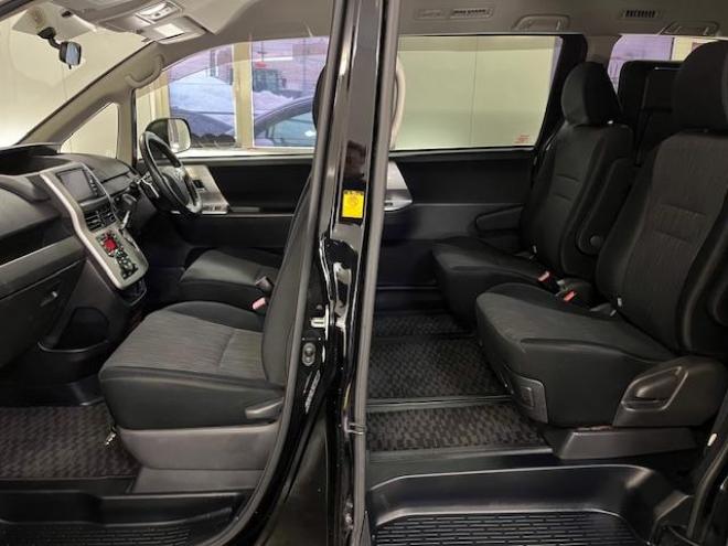 ヴォクシーＺＳ　本州仕入　禁煙車　両側パワースライドドア　純正１６インチＡＷ　社外１５ＡＷ＋スタッドレスタイヤ付　純正ＨＤＤナビ　フルセグ地デジ　/ＤＶＤ再生　Ｂｌｕｅｔｏｏｔｈオーディオ　バックカメラ　テレビキット付 4WD 2000 5Dr