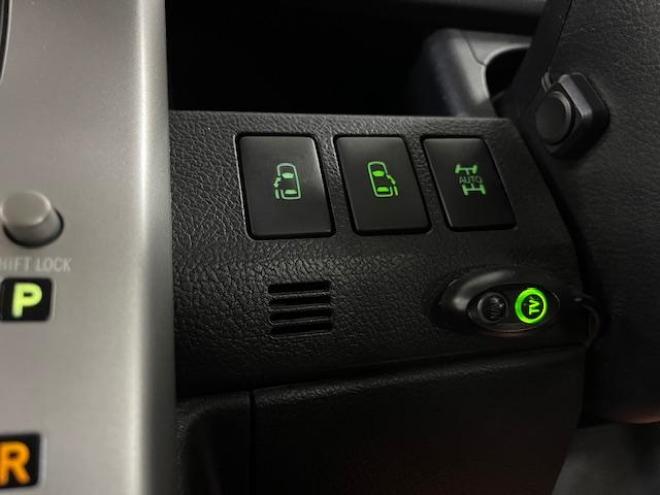 ヴォクシーＺＳ　本州仕入　禁煙車　両側パワースライドドア　純正１６インチＡＷ　社外１５ＡＷ＋スタッドレスタイヤ付　純正ＨＤＤナビ　フルセグ地デジ　/ＤＶＤ再生　Ｂｌｕｅｔｏｏｔｈオーディオ　バックカメラ　テレビキット付 4WD 2000 5Dr