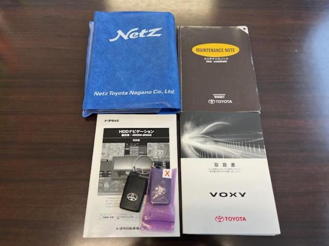 ヴォクシーＺＳ　本州仕入　禁煙車　両側パワースライドドア　純正１６インチＡＷ　社外１５ＡＷ＋スタッドレスタイヤ付　純正ＨＤＤナビ　フルセグ地デジ　/ＤＶＤ再生　Ｂｌｕｅｔｏｏｔｈオーディオ　バックカメラ　テレビキット付 4WD 2000 5Dr