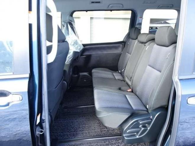 ヴォクシー2.0 ZS 煌II 4WD　本州車　保証1年/走行距離無制限　4WD　ローダウン　両側パワースライドドア　純正9インチナビ　バックカメラ　ビルトインETC　社外18インチアルミホイール　アイドリングストップ　スマートキー　LEDヘッドライト 2000