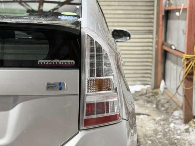 プリウス1.8 S　防錆塗装TVナビBカメ 2WD 1800