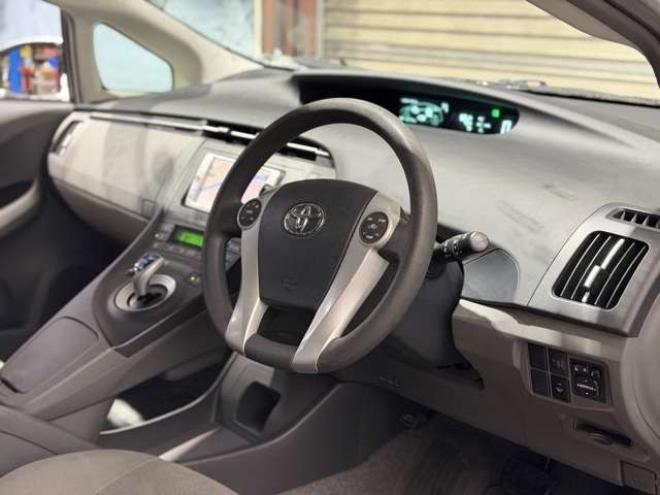 プリウス1.8 S　防錆塗装TVナビBカメ 2WD 1800