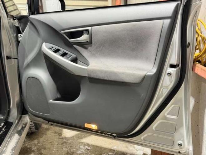 プリウス1.8 S　防錆塗装TVナビBカメ 2WD 1800