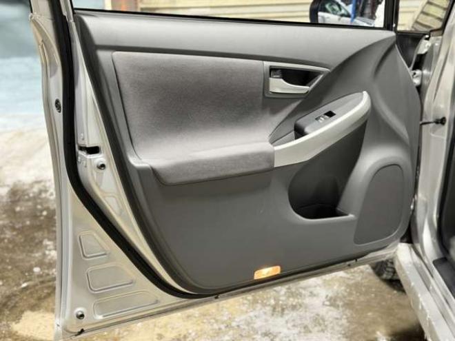 プリウス1.8 S　防錆塗装TVナビBカメ 2WD 1800