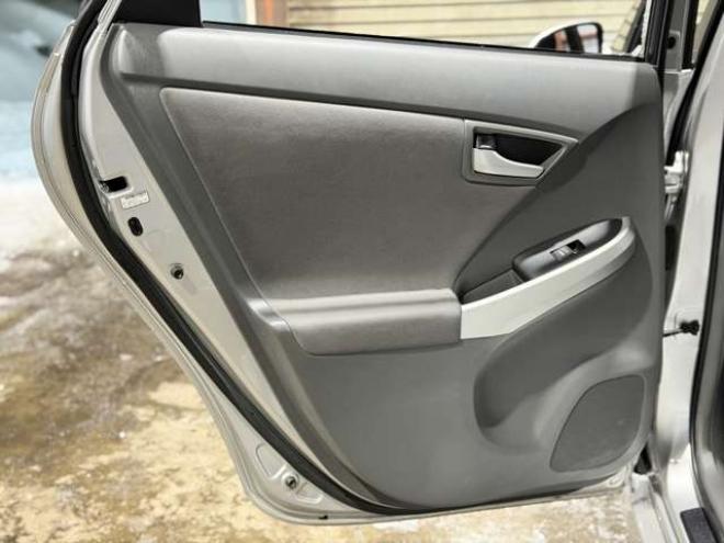 プリウス1.8 S　防錆塗装TVナビBカメ 2WD 1800