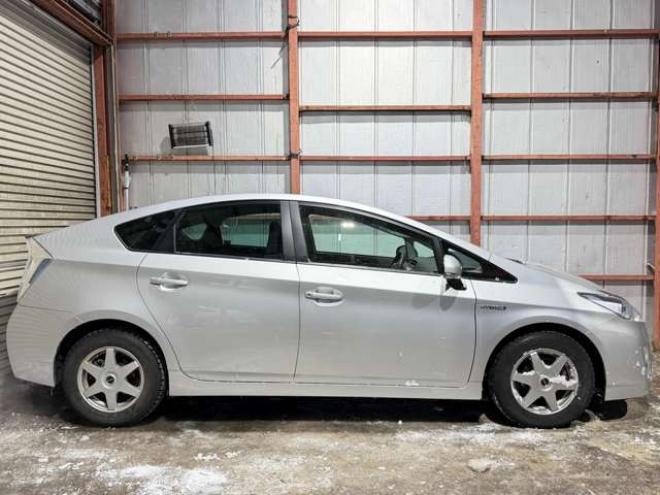 プリウス1.8 S　防錆塗装TVナビBカメ 2WD 1800