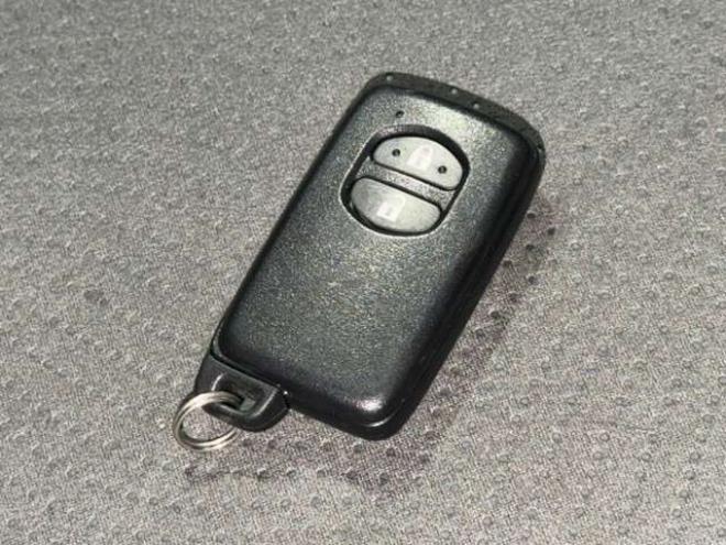 プリウス1.8 S　防錆塗装TVナビBカメ 2WD 1800