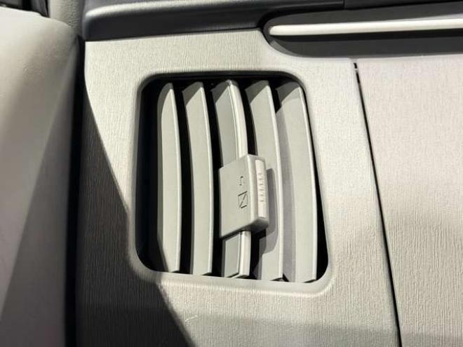 プリウス1.8 S　防錆塗装TVナビBカメ 2WD 1800