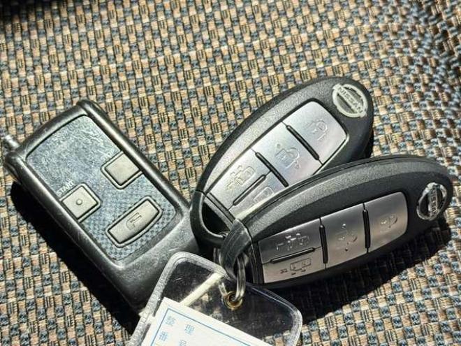 セレナ2.0 ハイウェイスター Vセレクション+Safety 4WD　防錆塗装4WD1オナTVナビBカメ後席モニタエンスタ夏冬タイヤ 2000