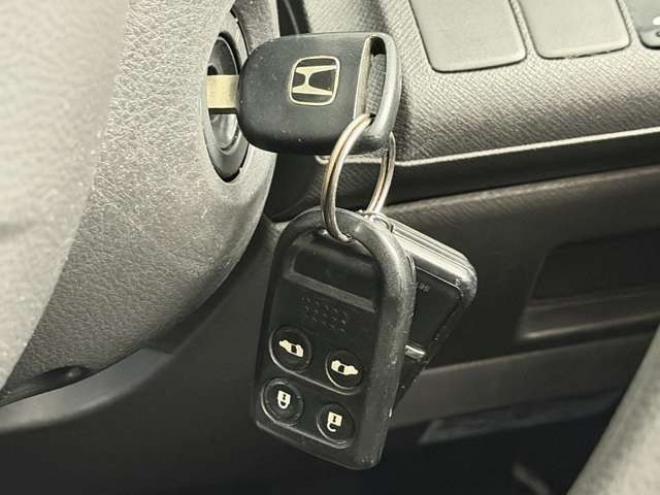 ステップワゴン2.0 G HIDエディション 4WD　防錆塗装4WDキーレスTVナビBカメエンスタ 2000