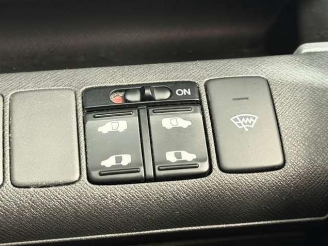 ステップワゴン2.0 G HIDエディション 4WD　防錆塗装4WDキーレスTVナビBカメエンスタ 2000