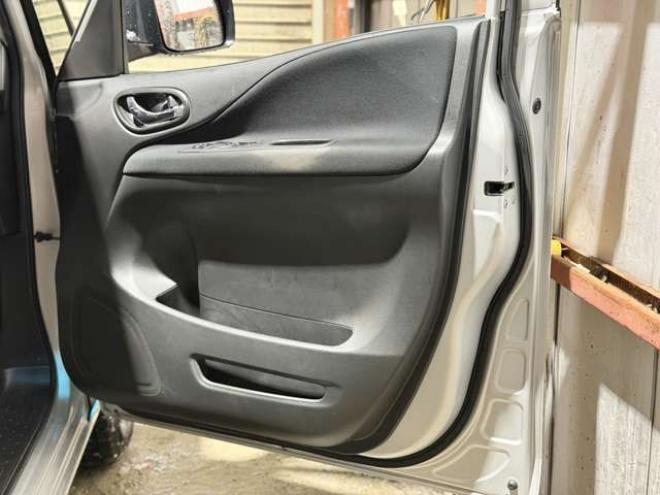 セレナ2.0 20S 4WD　防錆塗装4WDキーレスCDETC夏冬タイヤ 2000