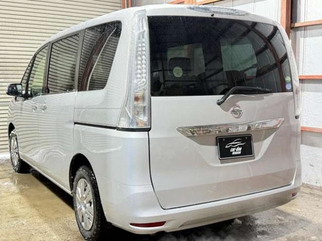 セレナ2.0 20S 4WD　防錆塗装4WDキーレスCDETC夏冬タイヤ 2000