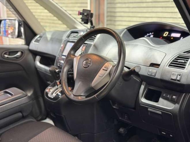 セレナ2.0 ハイウェイスター Vセレクション 4WD　防錆塗装4WDTVナビBカメETC後席モニタ夏冬タイヤ 2000