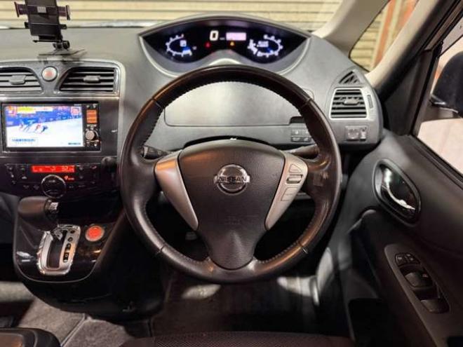 セレナ2.0 ハイウェイスター Vセレクション 4WD　防錆塗装4WDTVナビBカメETC後席モニタ夏冬タイヤ 2000