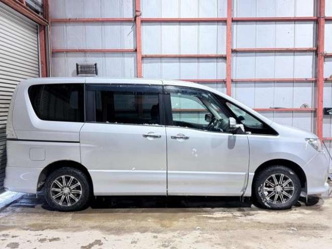 セレナ2.0 ハイウェイスター 4WD　防錆塗装4WDTVナビBカメ 2000