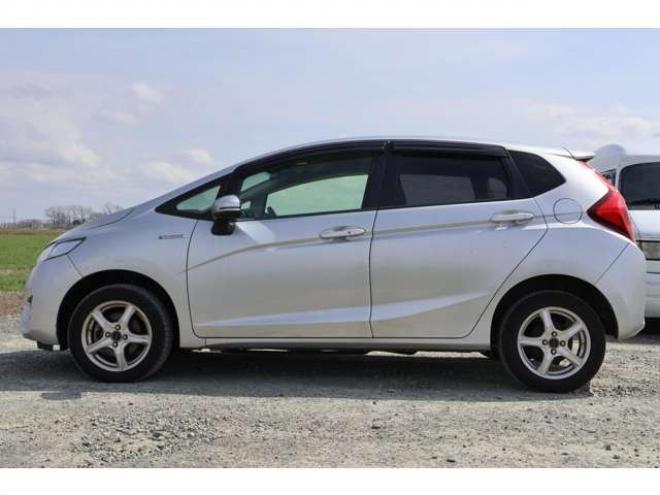 フィット1.5 ハイブリッド Fパッケージ 4WD　検2年　自社　ローンカノウ 1500