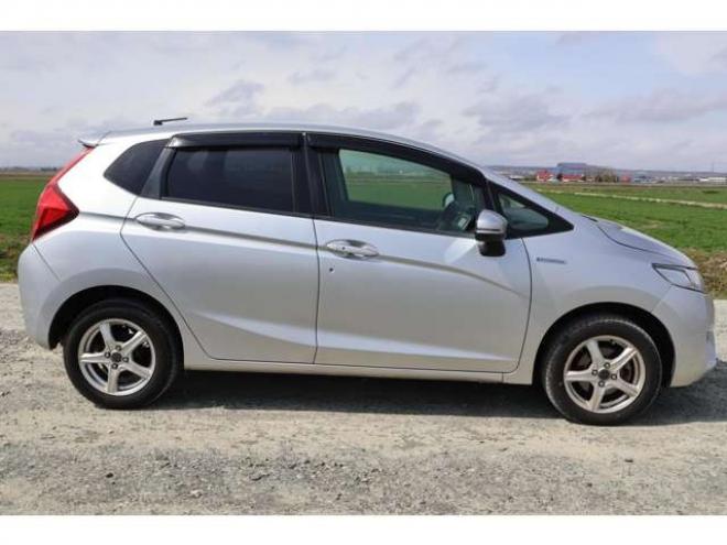 フィット1.5 ハイブリッド Fパッケージ 4WD　検2年　自社　ローンカノウ 1500