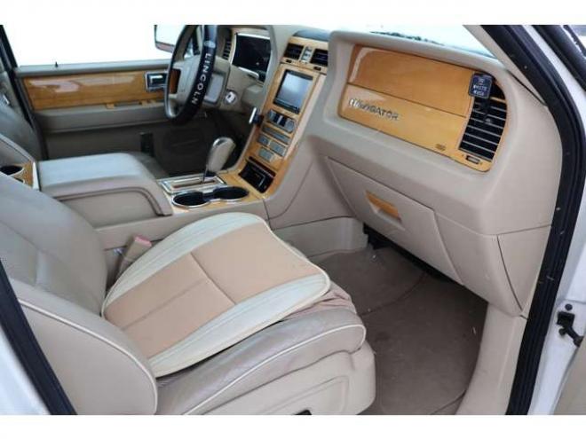 リンカーンナビゲーター 5.4 4WD　検1年　左ハンドル　革シート　スタッドレス 5400