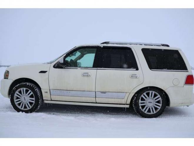 リンカーンナビゲーター 5.4 4WD　検1年　左ハンドル　革シート　スタッドレス 5400